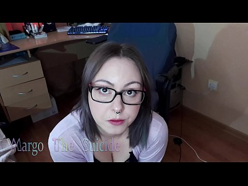 ❤️ 眼鏡をかけたセクシーな少女がカメラに向かってディルドを深くしゃぶる ️ 上質ポルノ ❌️❤